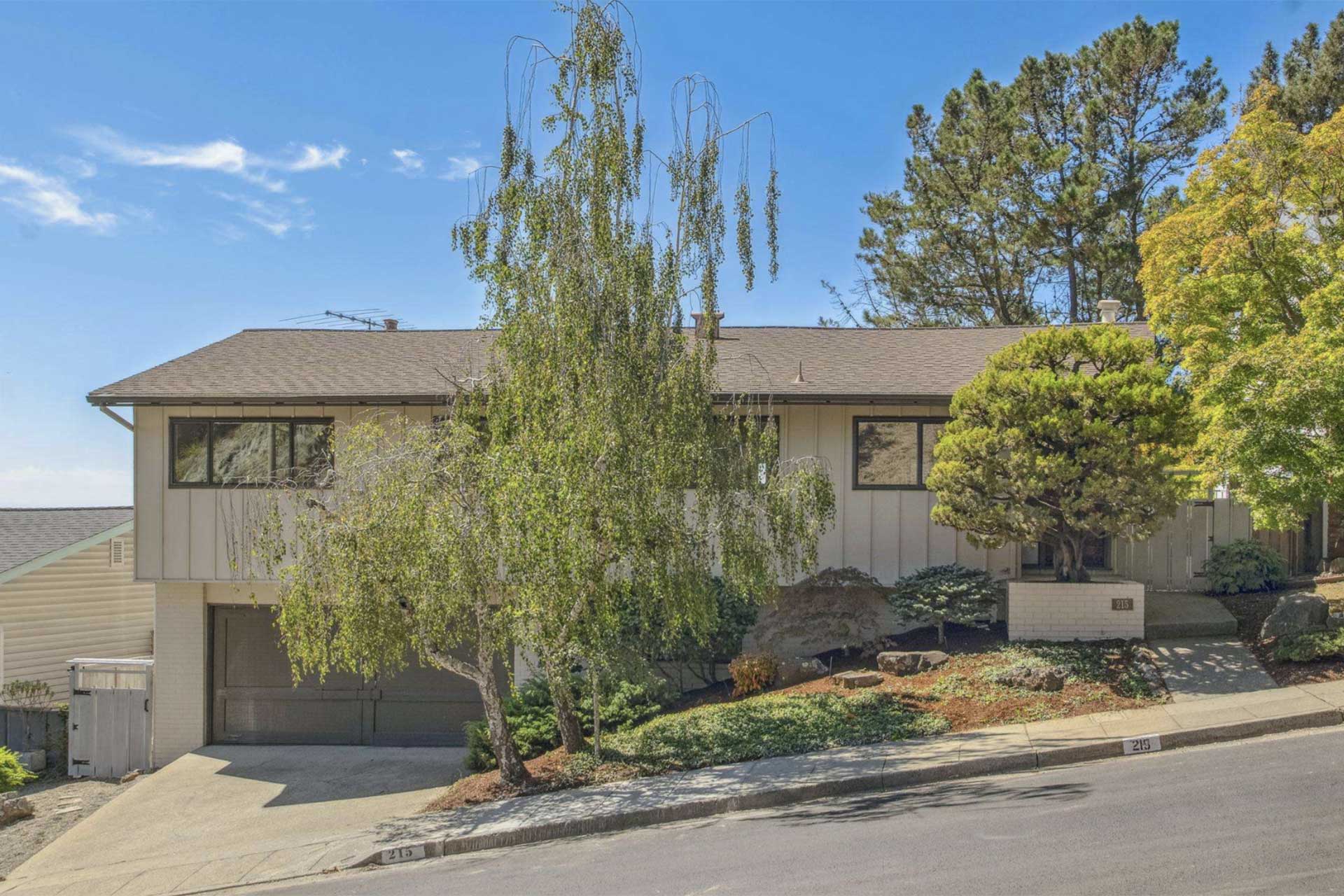 215 Crestmont